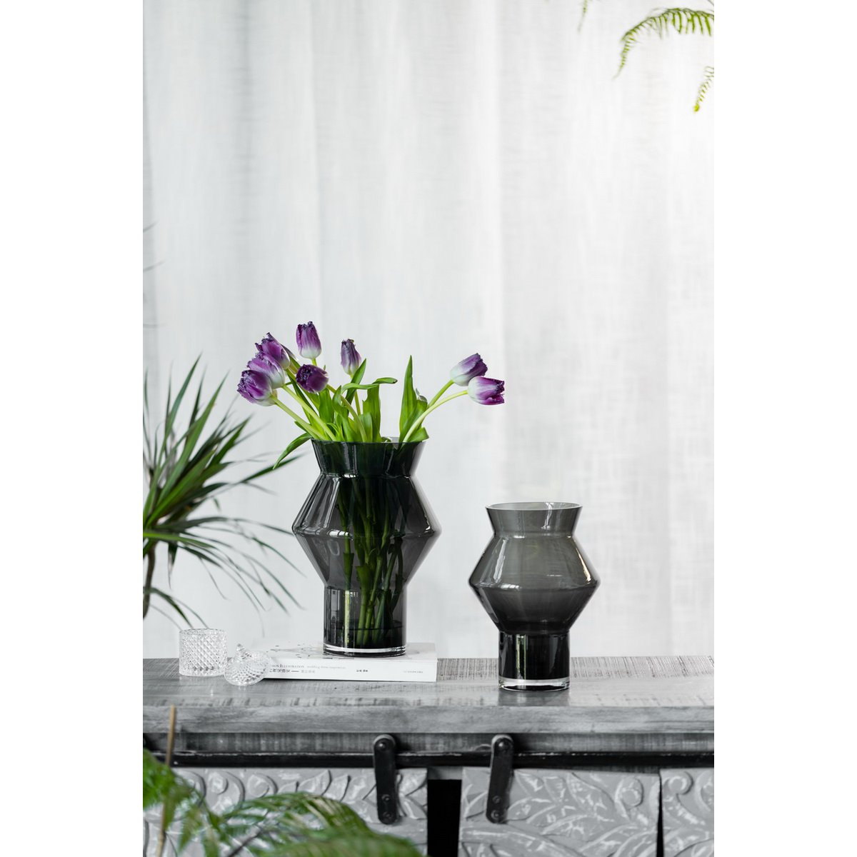 Stor designervas med ojämnt vinklad cylindrisk form, mörkgrått högkvalitativt glas, CUZ14GR