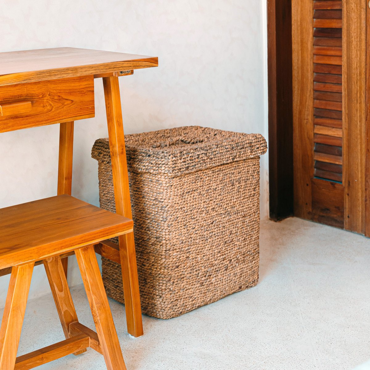 Large Laundry Basket with Lid – Decorative Woven Brown Basket – Rectangular Laundry Hamper – Boho Basket Handmade from Water Hyacinth SEMERU