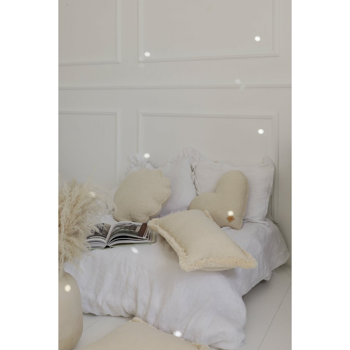 Fluffy Boucle shell pillow "white teddy"
