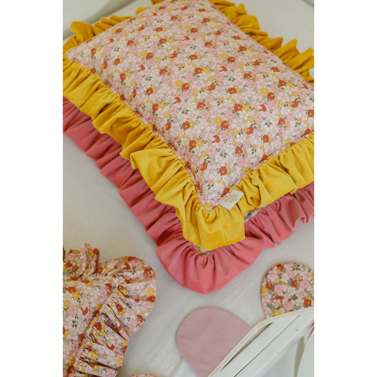 Decorative pillow with frill "summer garden"