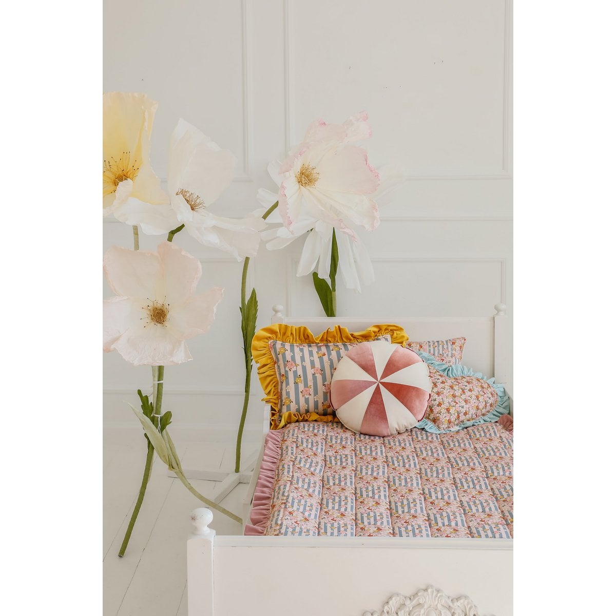 Decorative pillow with frill "summer garden"