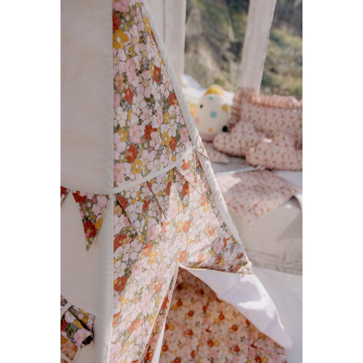 Decorative pillow with frill "green garden"