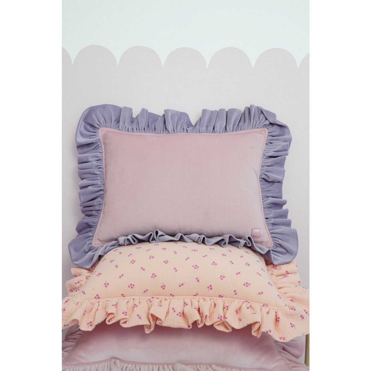 Decorative velvet pillow with frill "Pink latte"