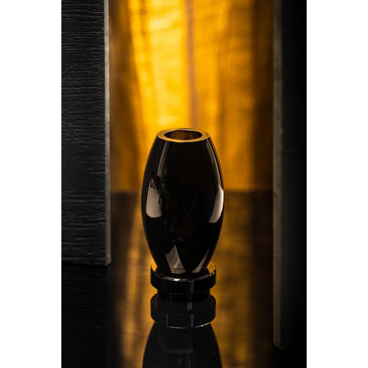 Small modern vase, innovative design, back high end glass. RUD15ZW