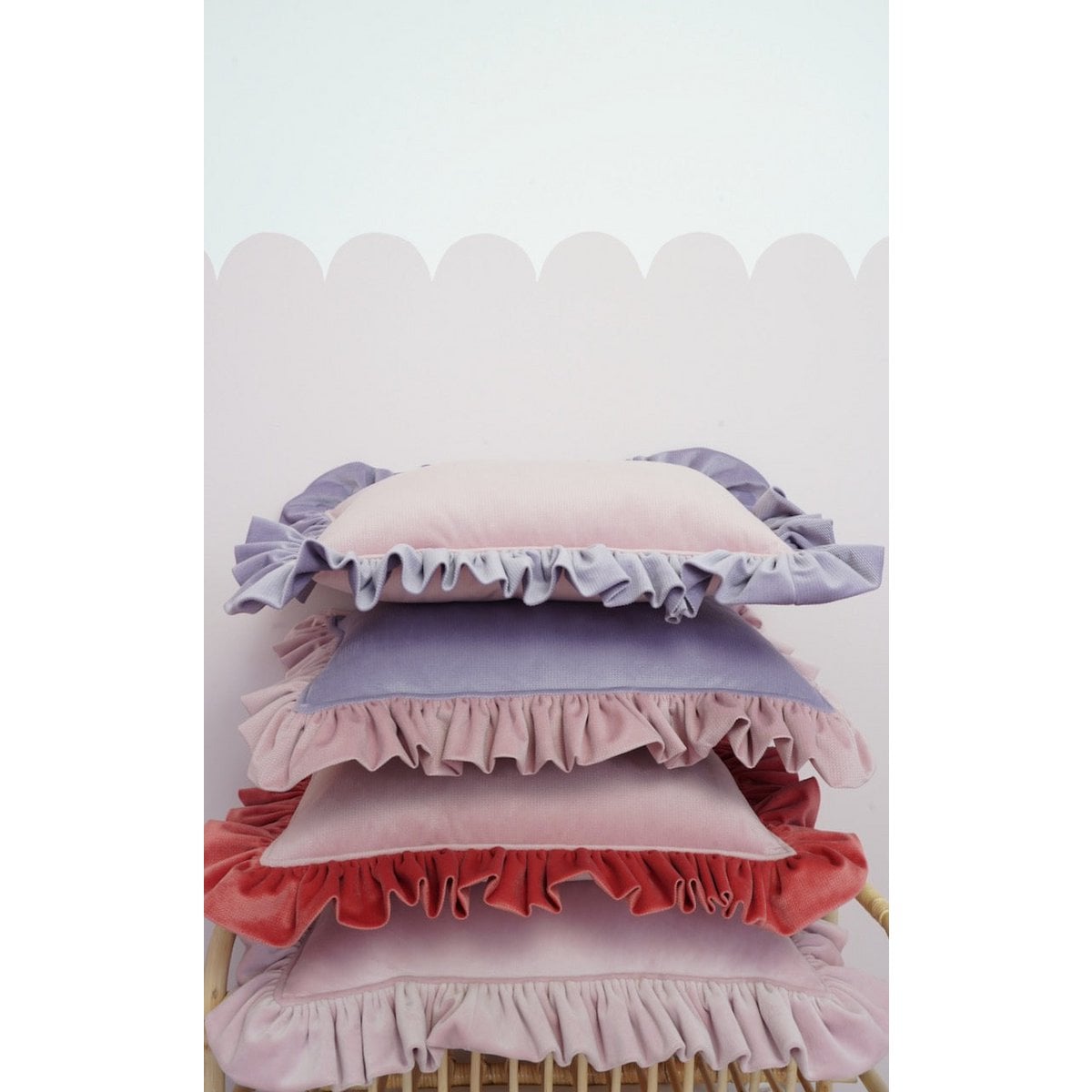 Decorative velvet pillow with frill "Pink latte"