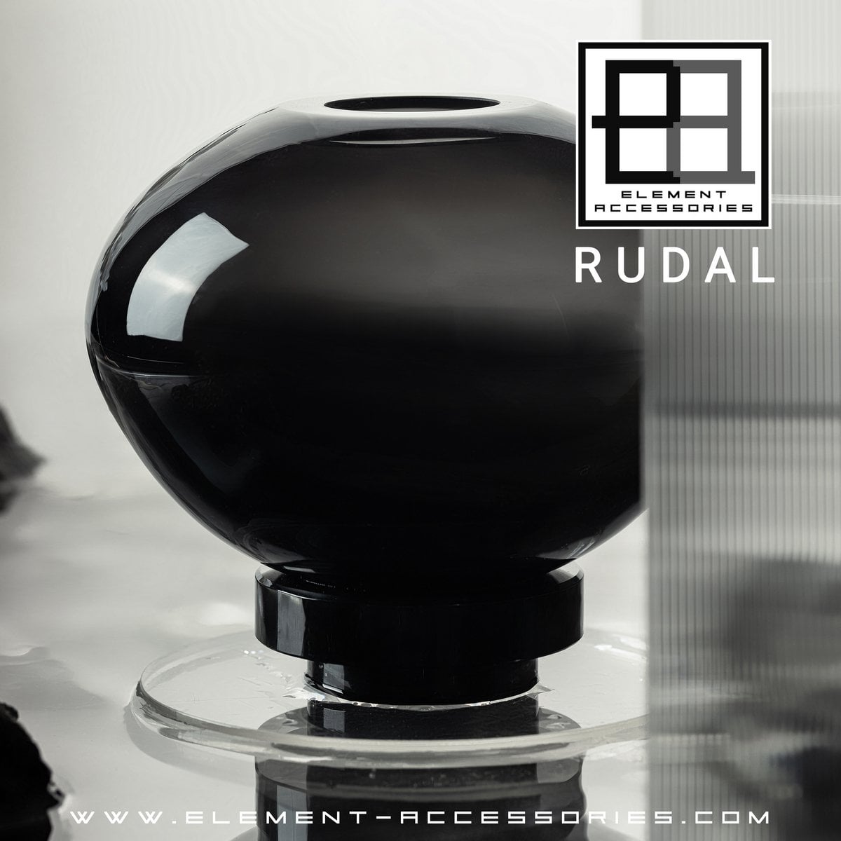 Small modern vase, innovative design, back high end glass. RUD15ZW