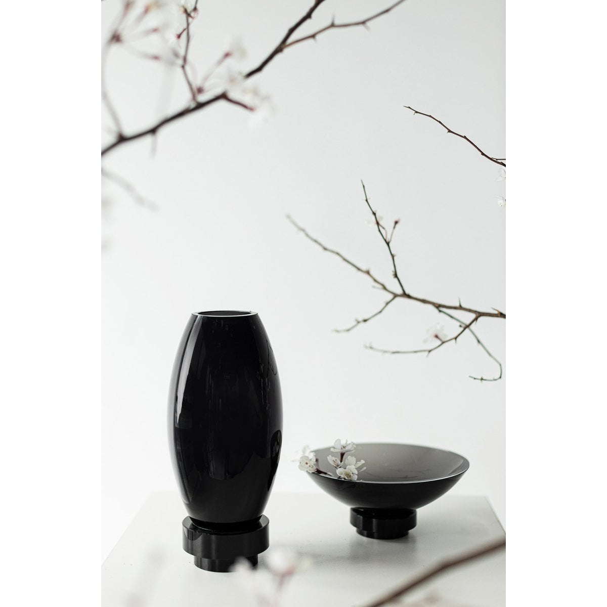 Small modern vase, innovative design, back high end glass. RUD15ZW
