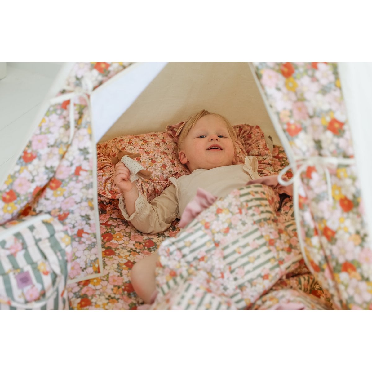 Decorative pillow with frill "spring garden"