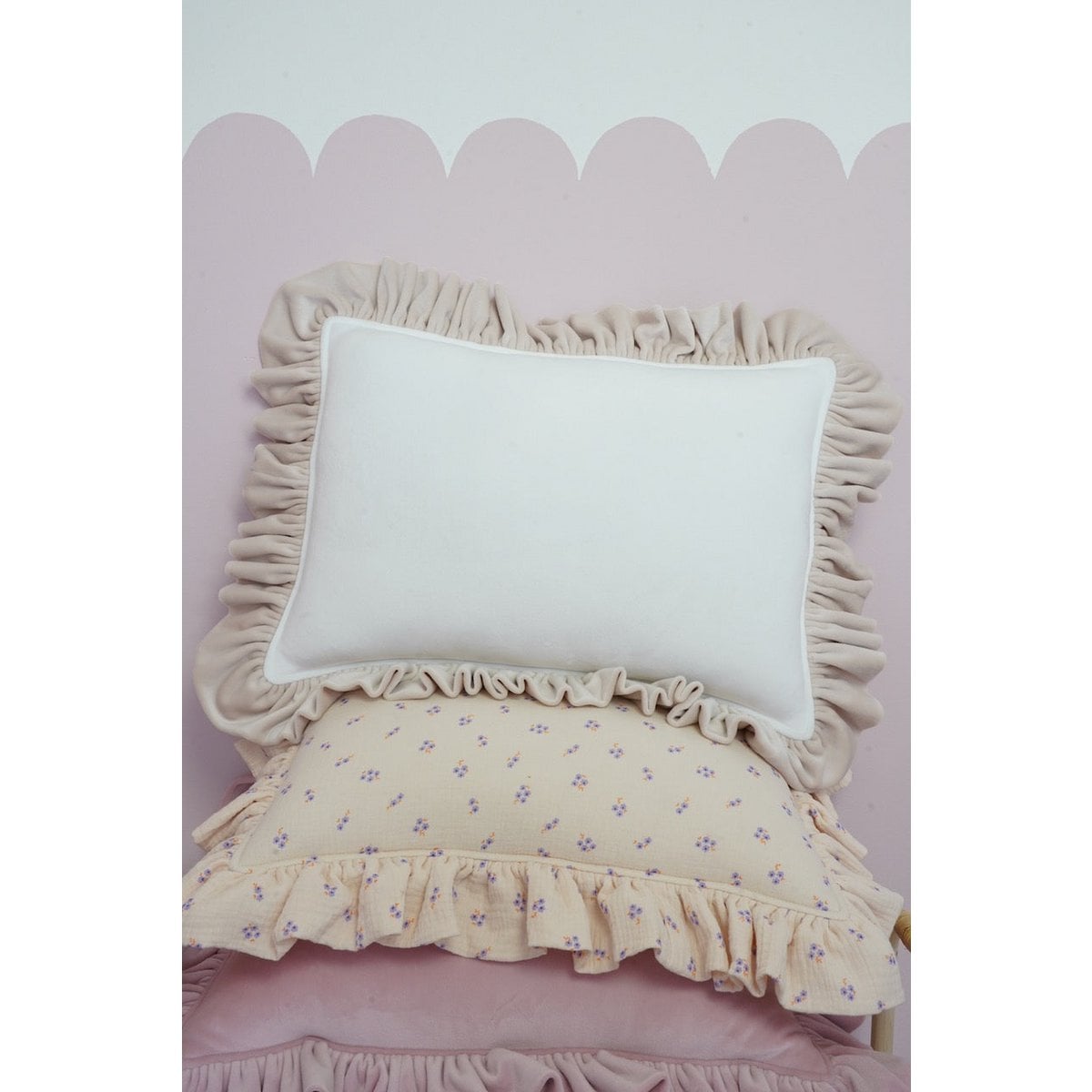 Decorative velvet pillow with frill "Caffé latte"
