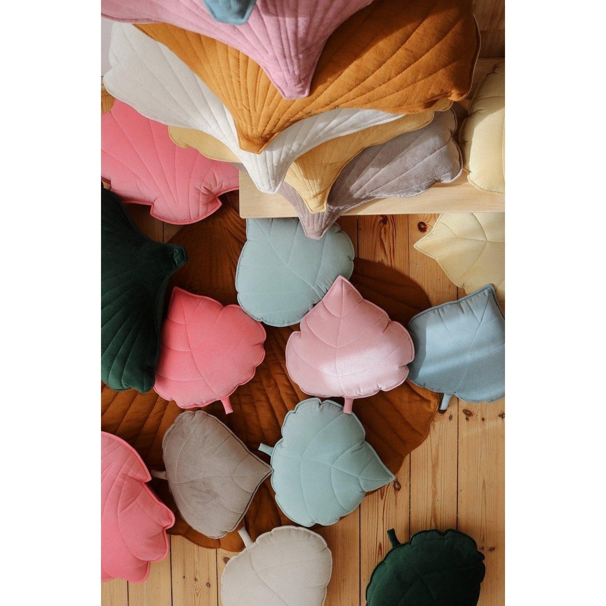"Powder Mint" Sammetskudde med bladmotiv