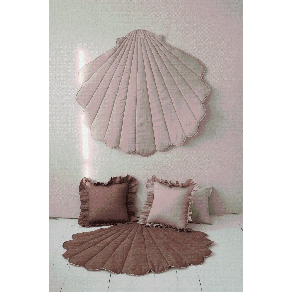 “Powder Frills” Teepee with Frills and "Powder Pink" Shell Mat Set