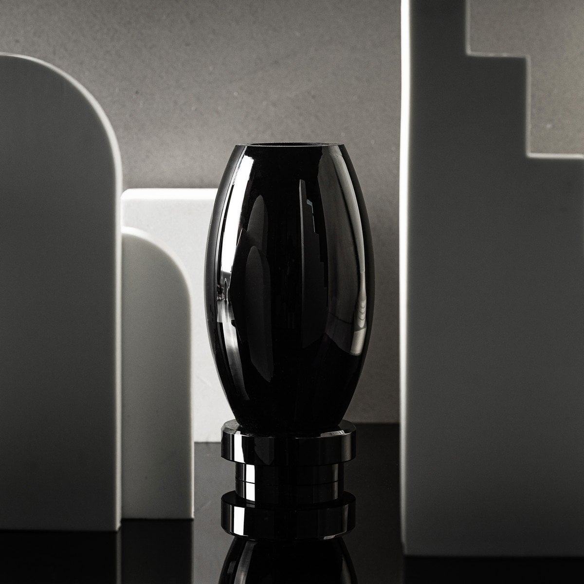 Small modern vase, innovative design, back high end glass. RUD15ZW