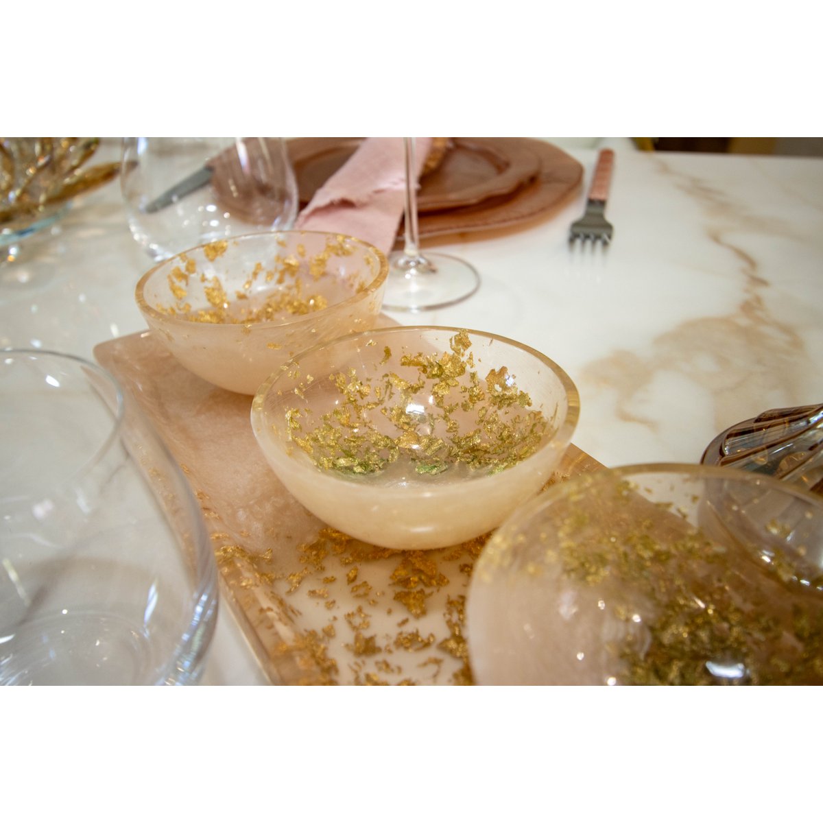 Aperitifset med 3 koppar på en bricka av glitterresin