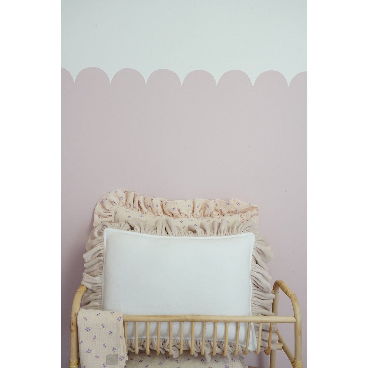 Decorative velvet pillow with frill "Caffé latte"