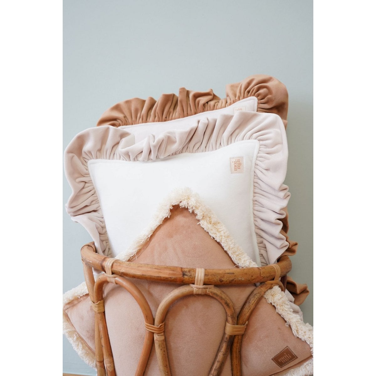 Decorative velvet pillow with frill "Caffé latte"