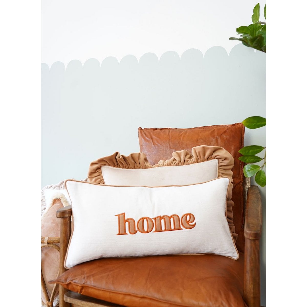 Decorative velvet pillow with frill "Cappuccino"