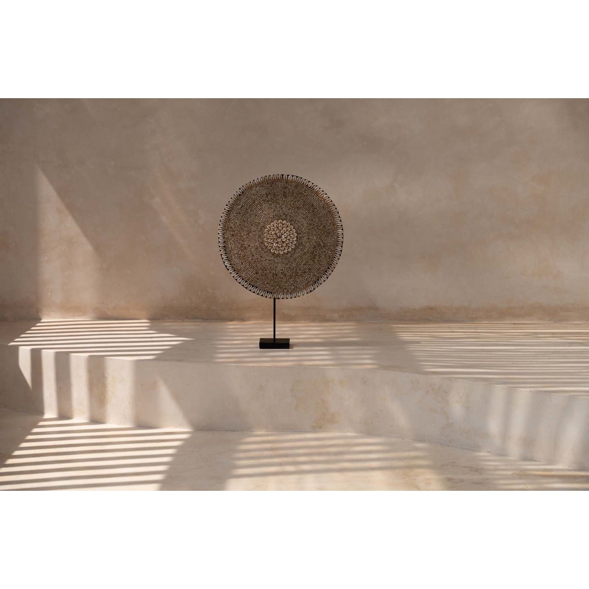 The Shell Guadeloupe on Stand - Natural White