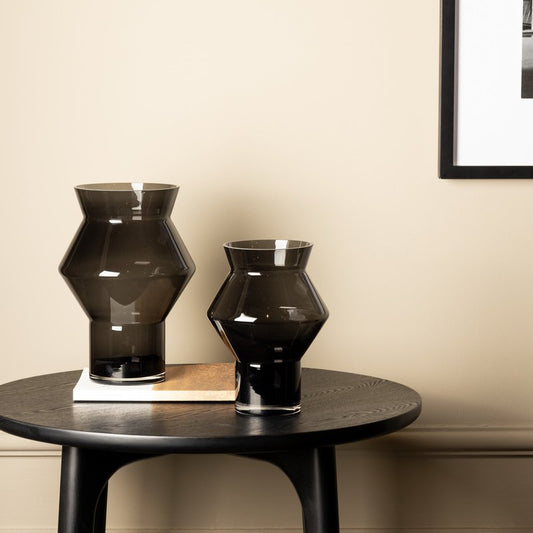 Stor designervas med ojämnt vinklad cylindrisk form, mörkgrått högkvalitativt glas, CUZ14GR
