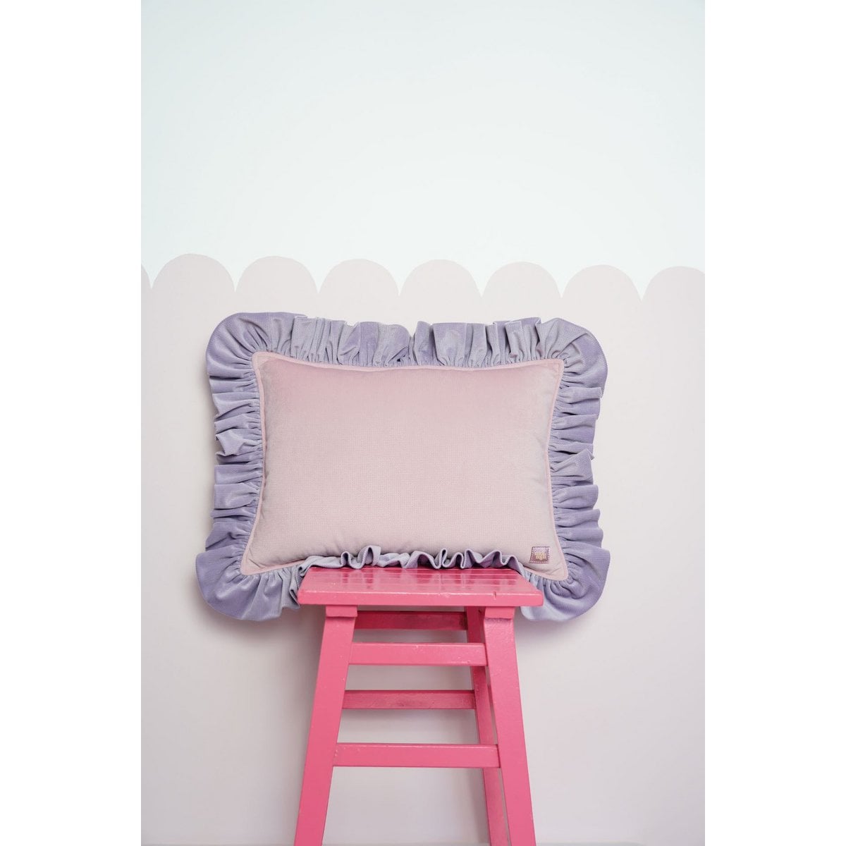 Decorative velvet pillow with frill "Pink latte"