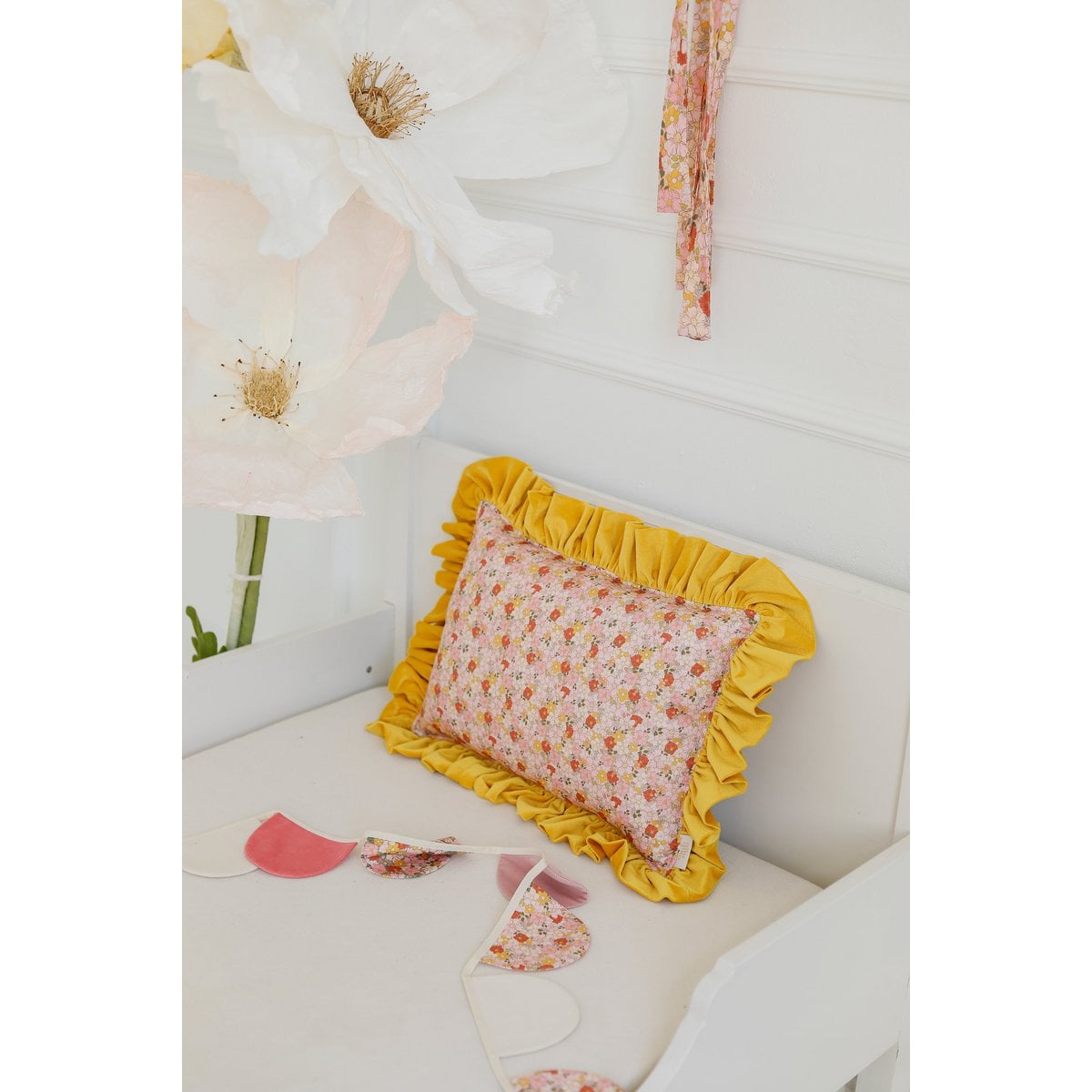 Decorative pillow with frill "summer garden"