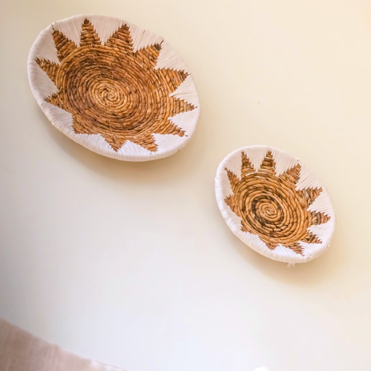 Round Boho Wall Basket – Woven Wall Decor– Decorative Bowl – Woven Wall Plate with Embroidered Star Pattern ADARI (2 sizes, Ø30/40 cm)