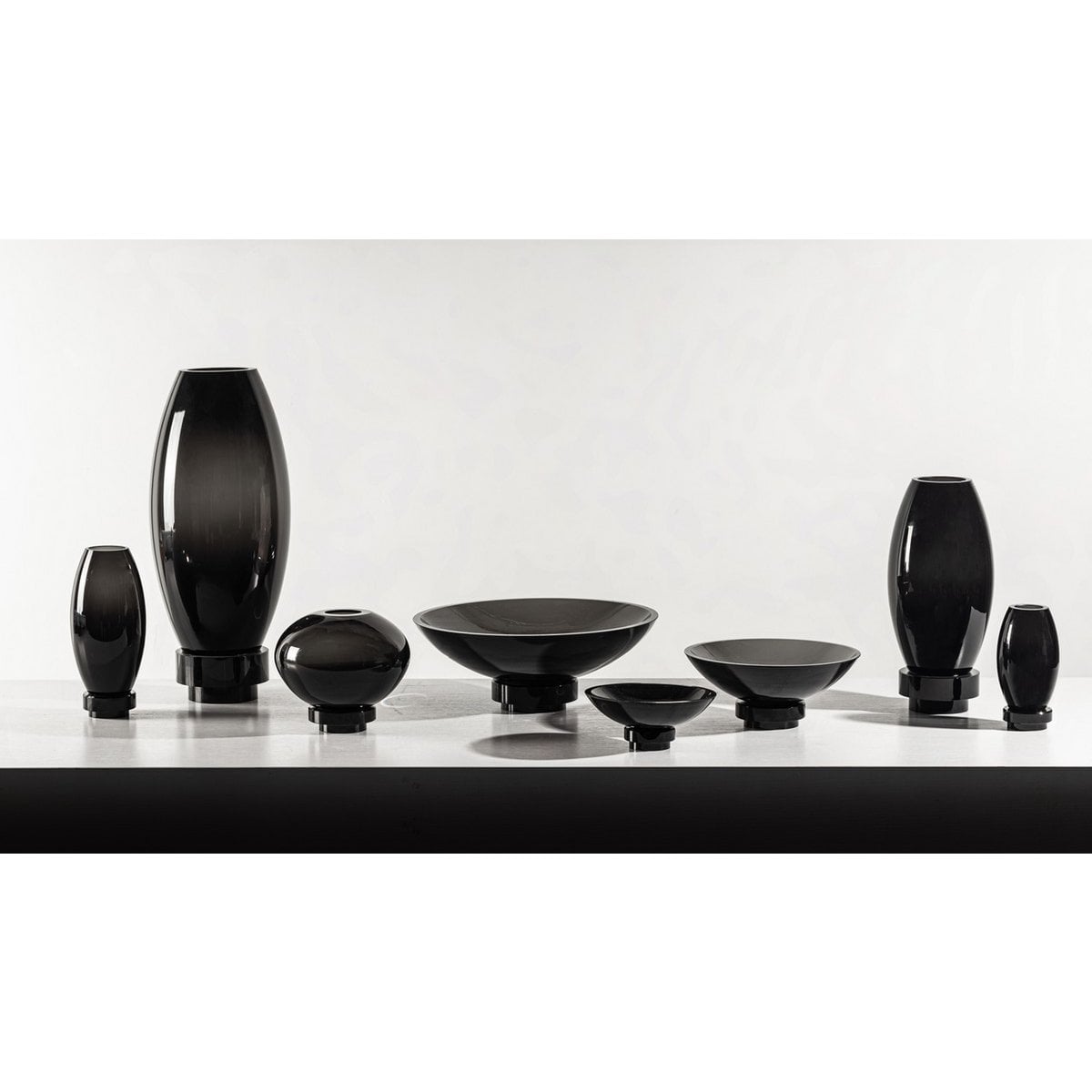 Small modern vase, innovative design, back high end glass. RUD15ZW