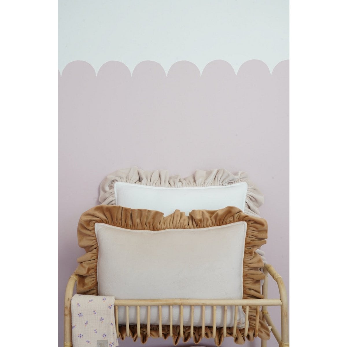 Decorative velvet pillow with frill "Cappuccino"