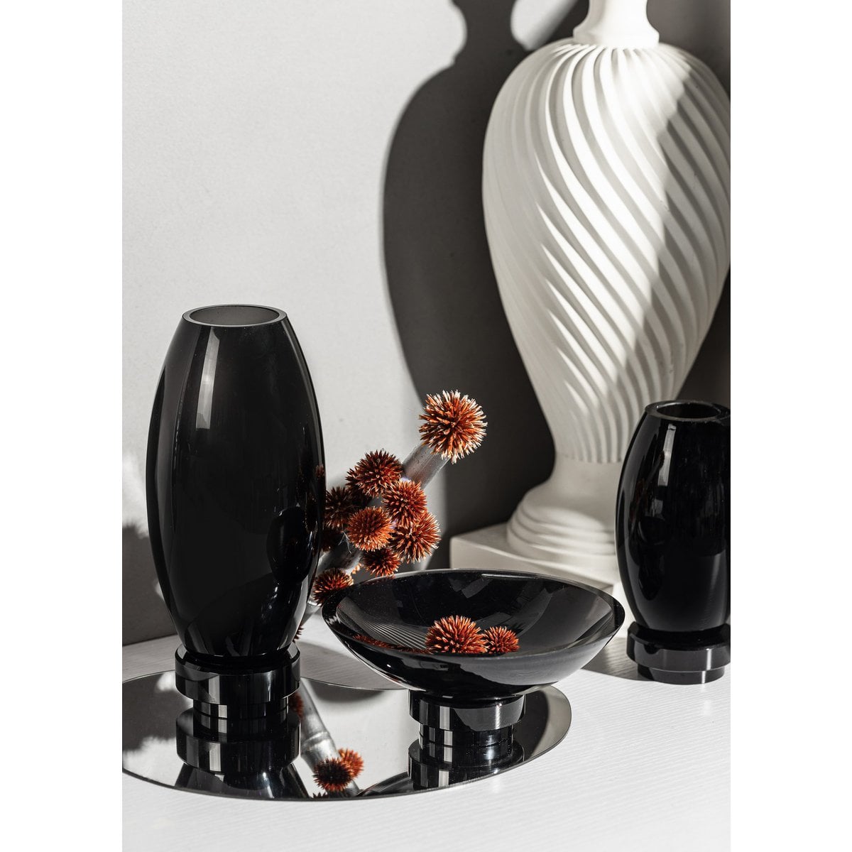 Small modern vase, innovative design, back high end glass. RUD15ZW
