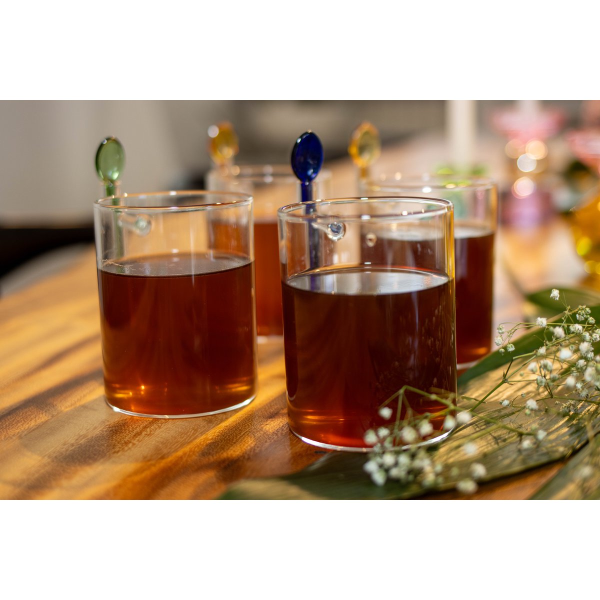 Tekoppar i glas med mångfärgade skedar - 4-pack