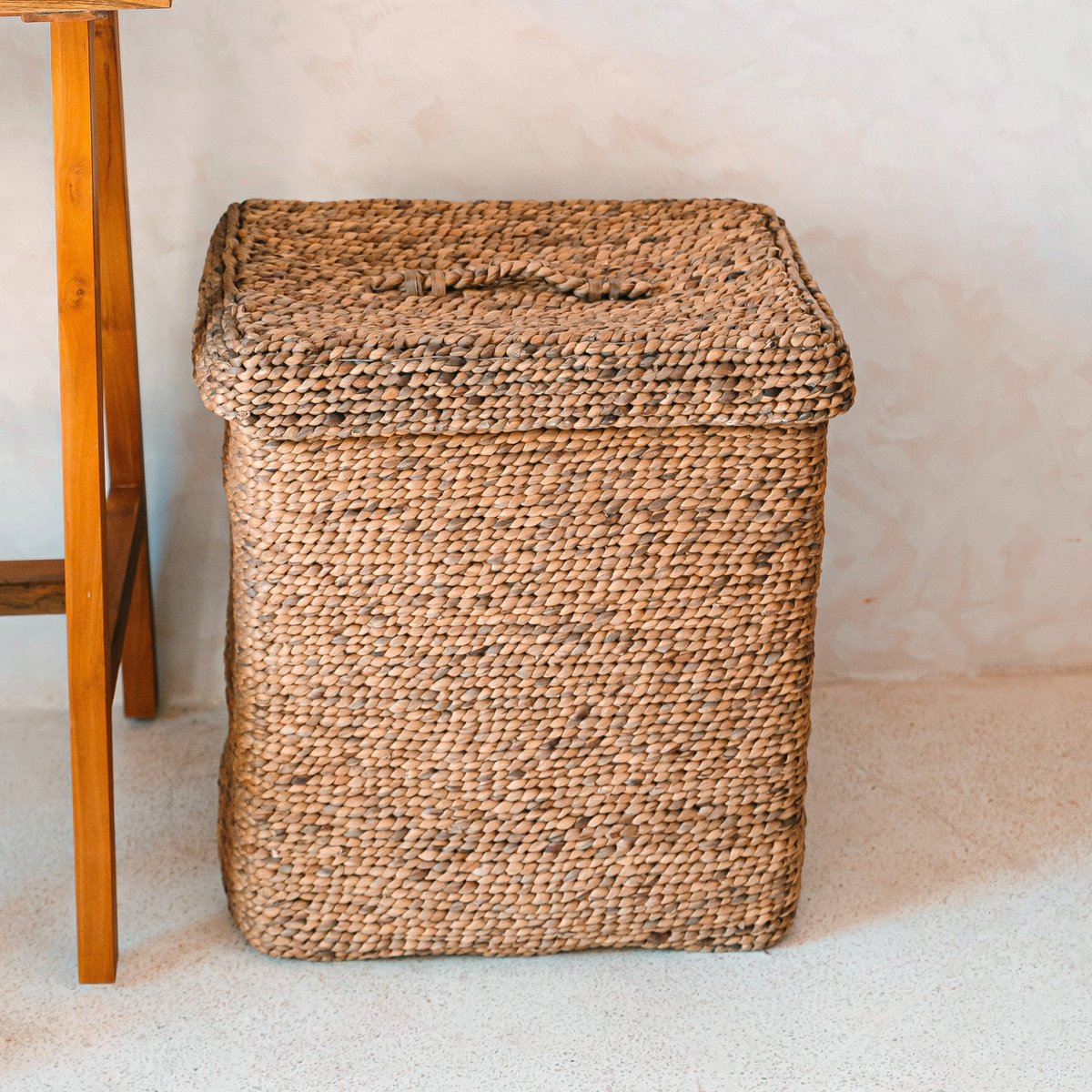 Large Laundry Basket with Lid – Decorative Woven Brown Basket – Rectangular Laundry Hamper – Boho Basket Handmade from Water Hyacinth SEMERU