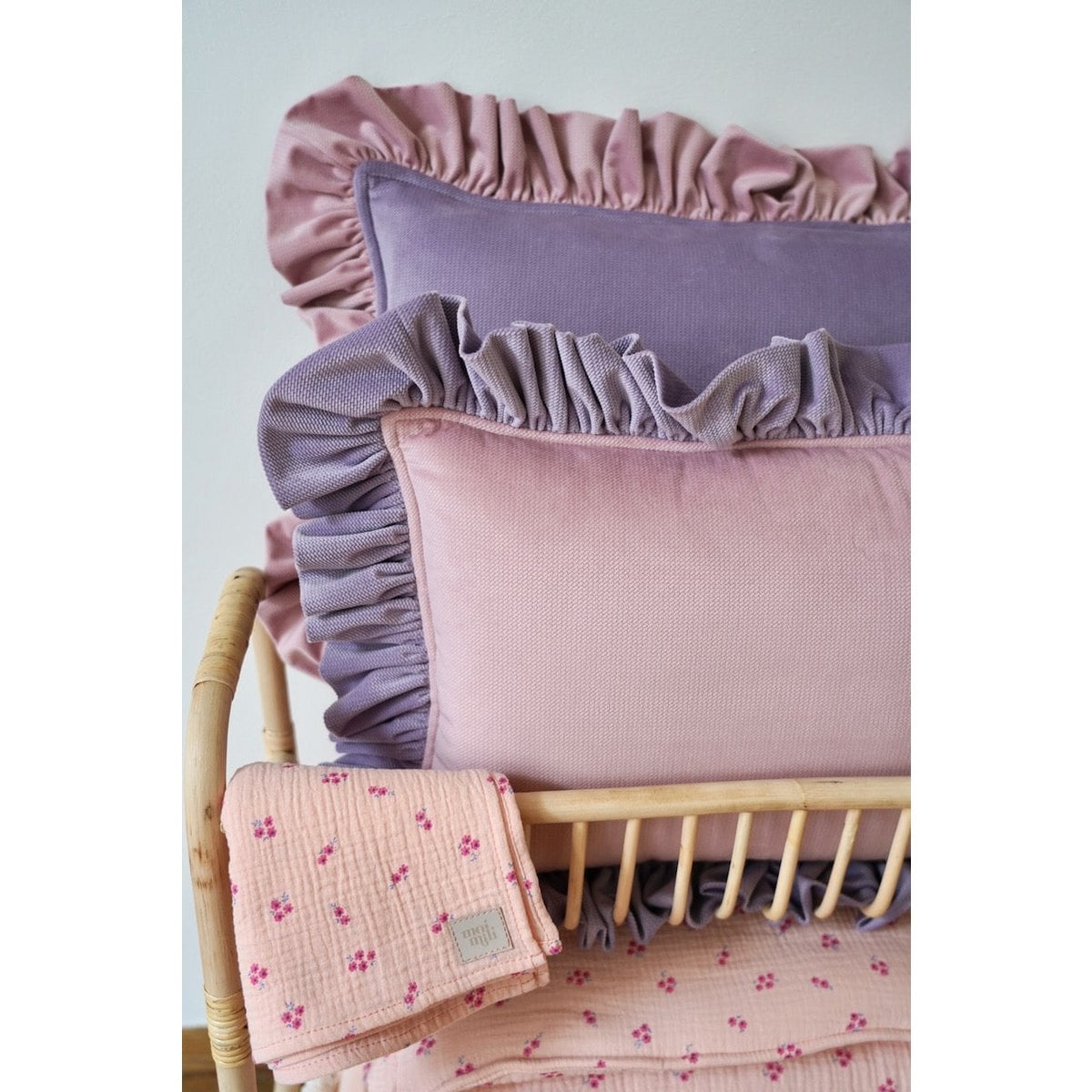 Decorative velvet pillow with frill "Pink latte"