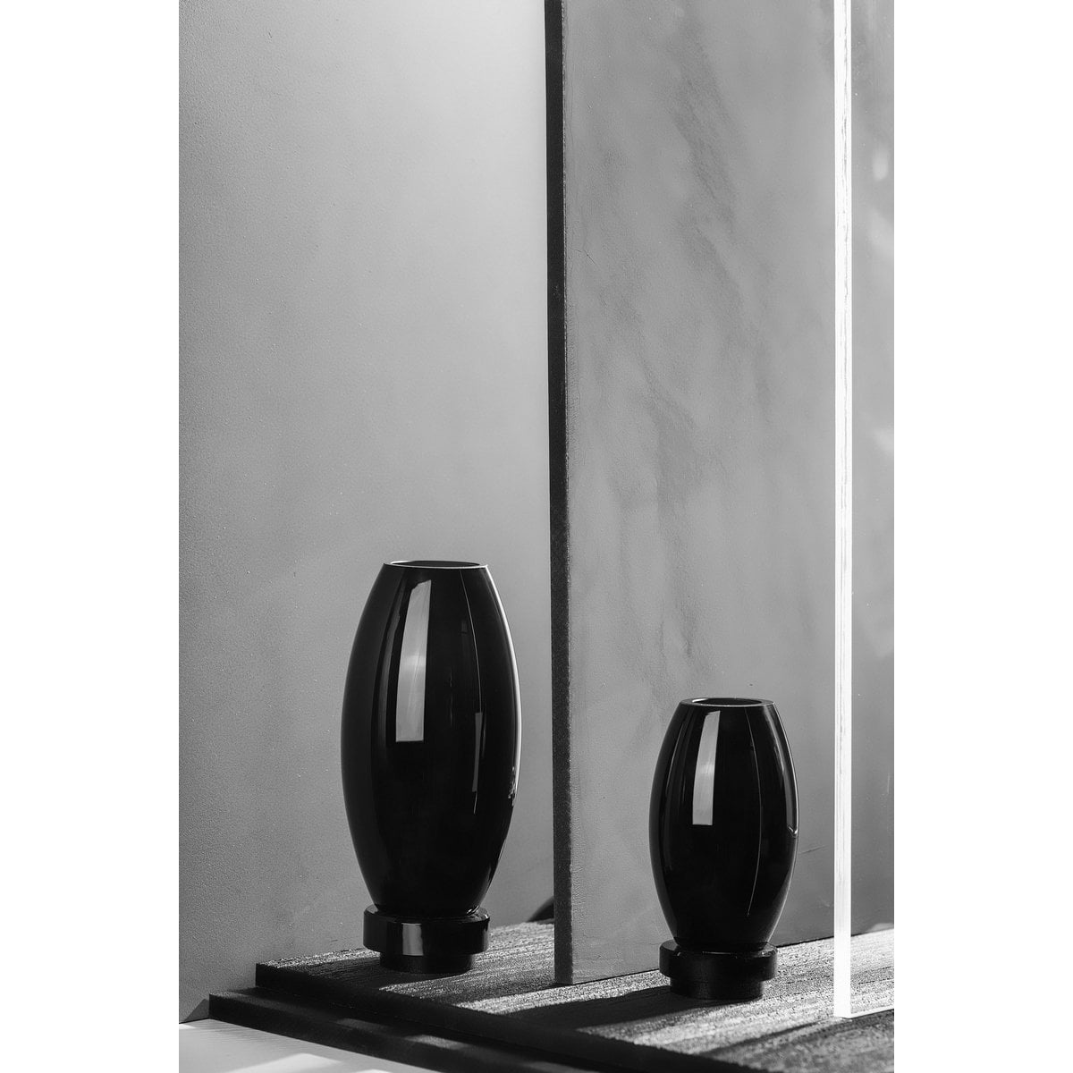 Small modern vase, innovative design, back high end glass. RUD15ZW