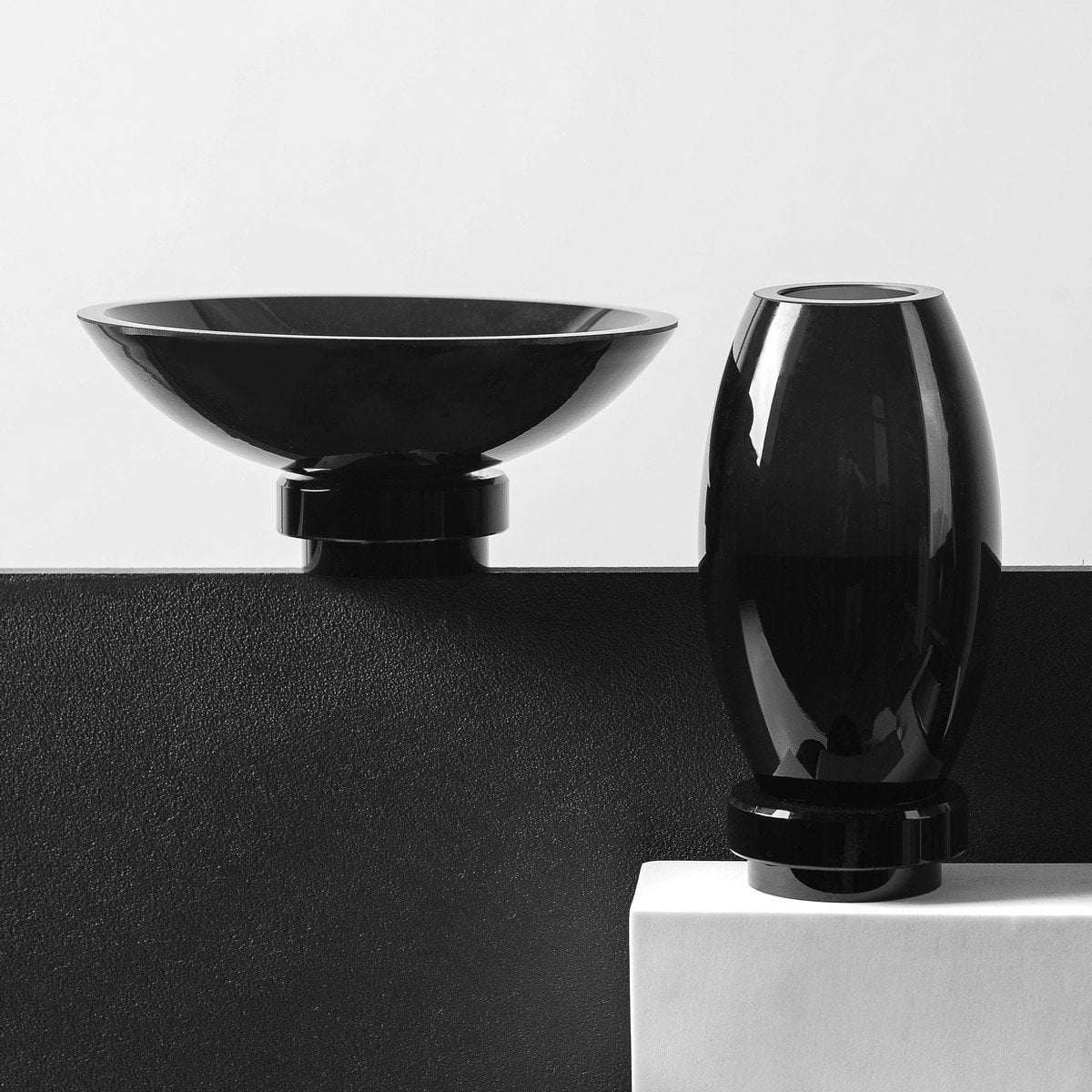 Small modern vase, innovative design, back high end glass. RUD15ZW